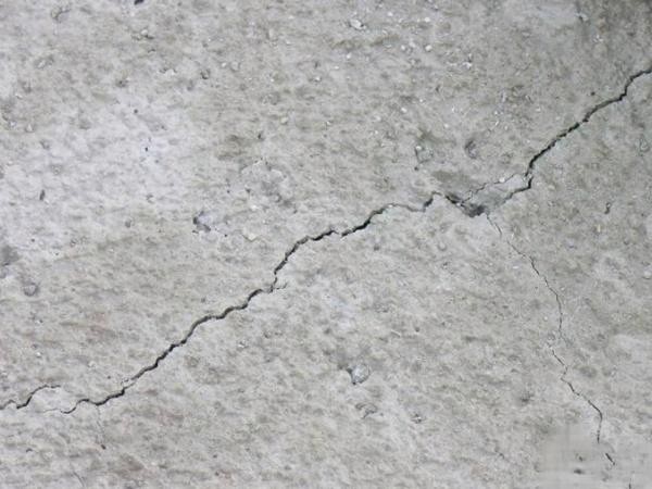 دور السعة الحرارية النوعية في التشققات الحرارية للخرسانة
